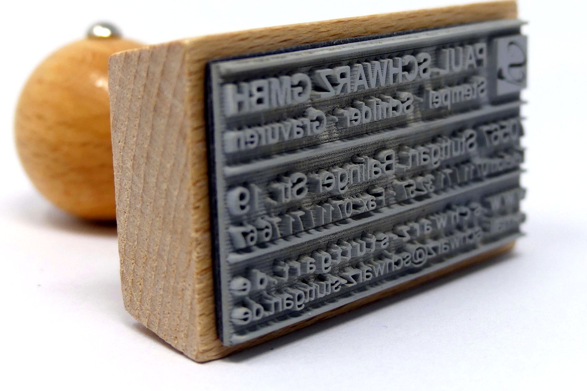 Holzstempel mit gesetzter Textplatte und Adressangaben
