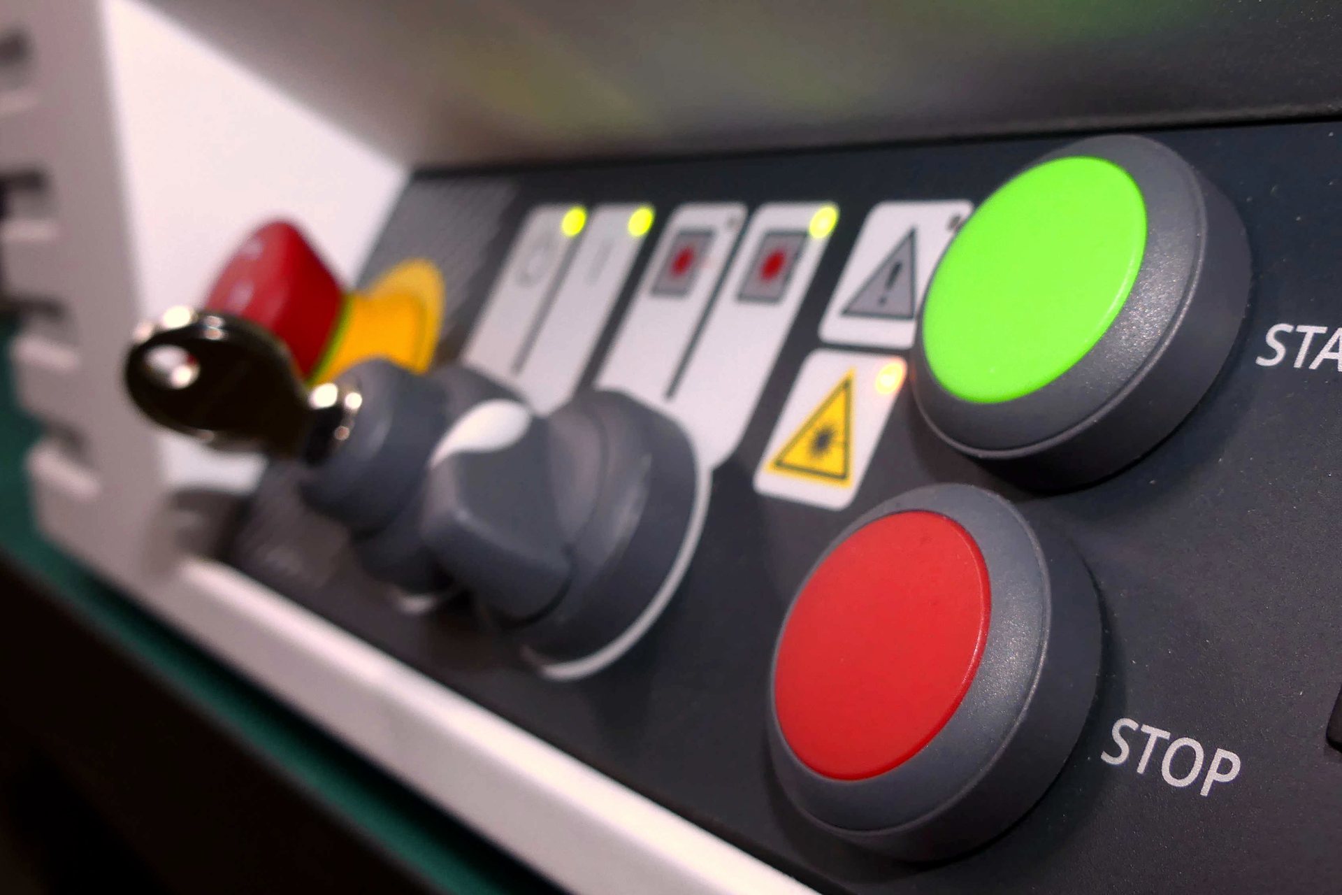 Bedienpanel einer Maschine mit Start- und Stopptaster in der Werkstatt